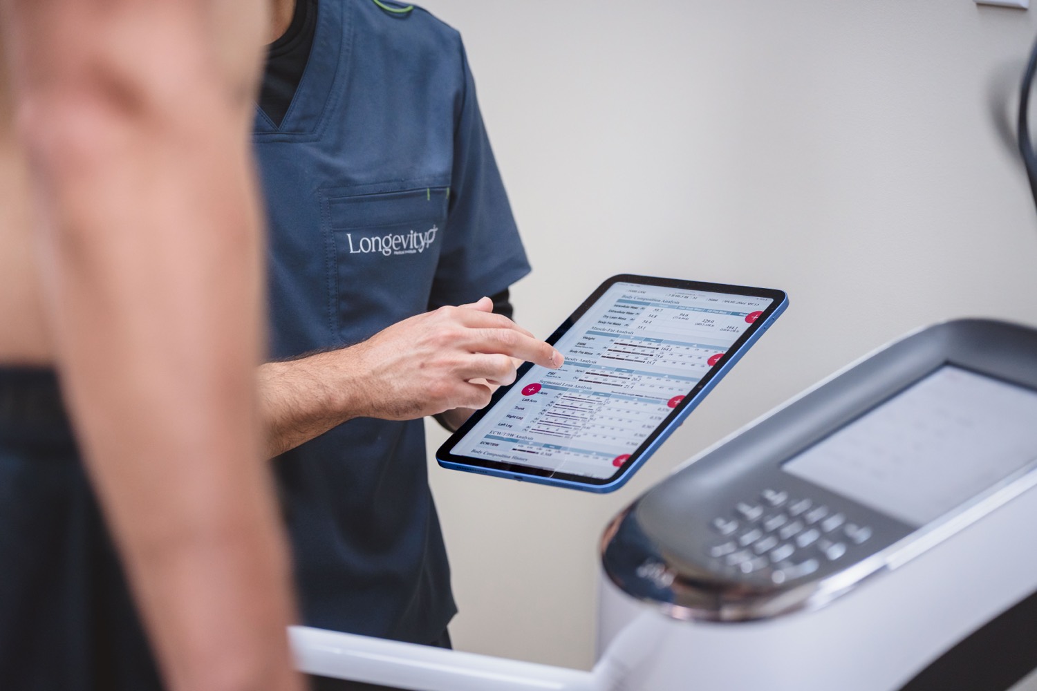 InBody-meting: een zorgverlener bespreekt de lichaamssamenstelling op basis van de InBody-scan